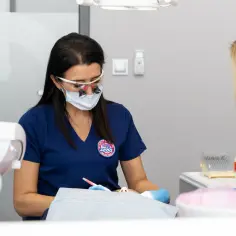 Ile trwa znieczulenie u dentysty? Poznaj różnice i czynniki wpływające