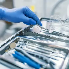 Czy dentysta ma obowiązek przyjąć z bólem? Twoje prawa i obowiązki