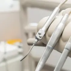 Czy znieczulenie u dentysty jest na NFZ? Sprawdź warunki i opcje