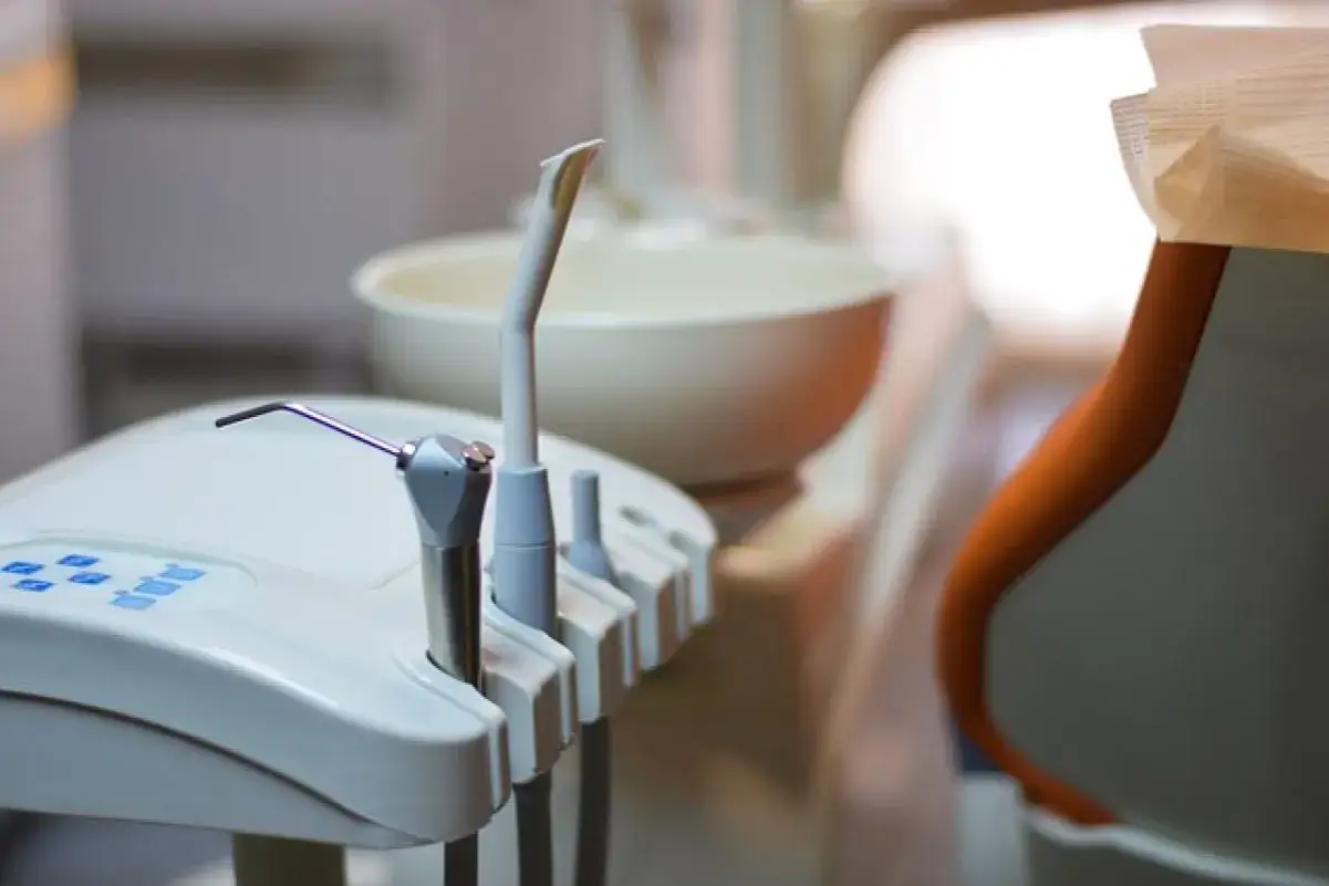 Zdjęcie Ile trwa znieczulenie u dentysty? Poznaj różnice i czynniki wpływające