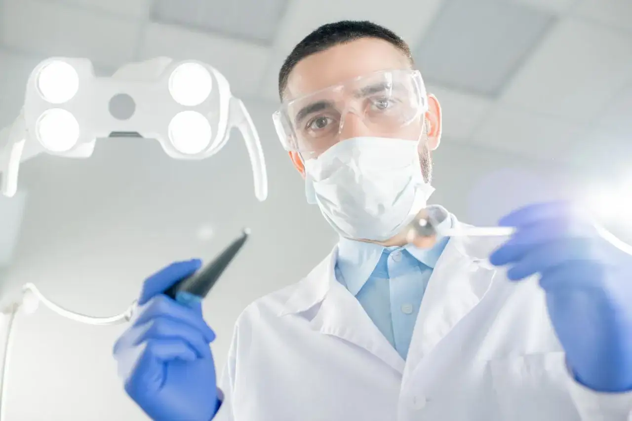 Zdjęcie Kiedy odwołać wizytę u dentysty? Sprawdź, czy masz objawy choroby