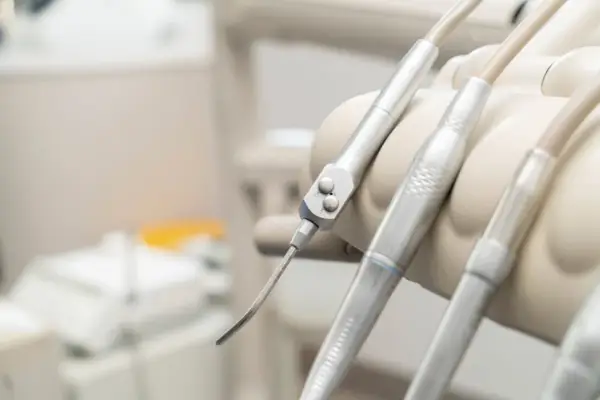 Czy znieczulenie u dentysty jest na NFZ? Sprawdź warunki i opcje